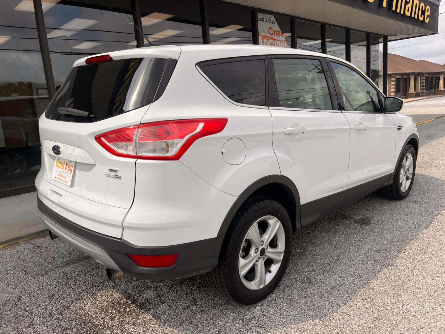 2013 Oxford White Ford Escape SE 4WD (1FMCU9GX9DU) with an 1.6L L4 DOHC 16V engine, 6-Speed Automatic transmission, located at 1633 W Kimberly, Davenport, IA, 52806, (563) 323-5341, 41.559456, -90.598732 - Photo#3